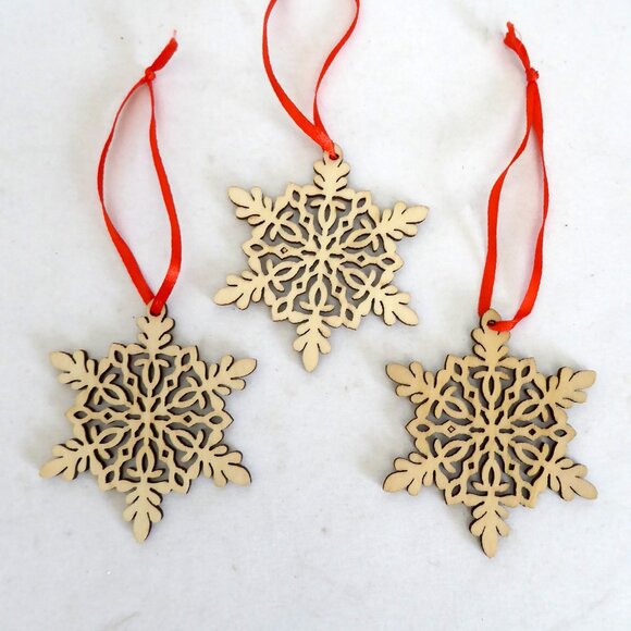 NEW LASER CUT WOOD SNOWFLAKE CHRISTMAS ORNAMENT SET OF 12 - Picture 5 of 9